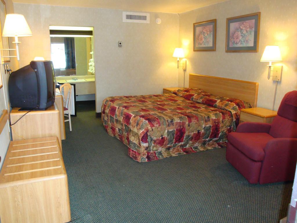 Grand Rapids Inn Room photo